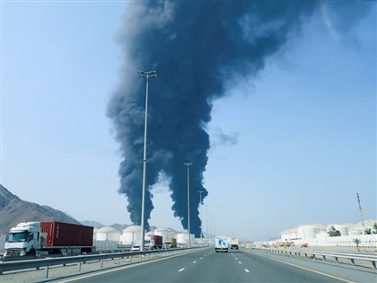 無人機殘骸引發火警　阿聯關鍵補給港原油裝載部分暫停