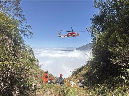 彰化男獨攀西巒大山傳訊發生山難　80樓深斷崖尋獲遺體吊掛下山