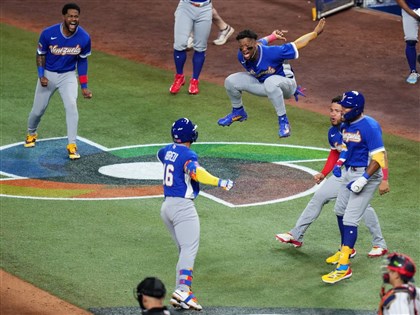 經典賽日本隊止步8強　委內瑞拉4強戰將對上義大利[影]