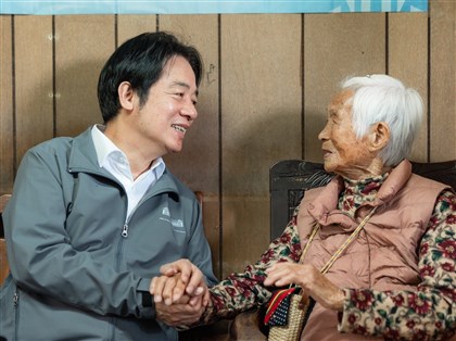 賴總統出任務　與雲林百歲阿嬤相見歡