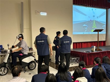 基隆交警入校宣導無照風險　學生VR體驗交通情境