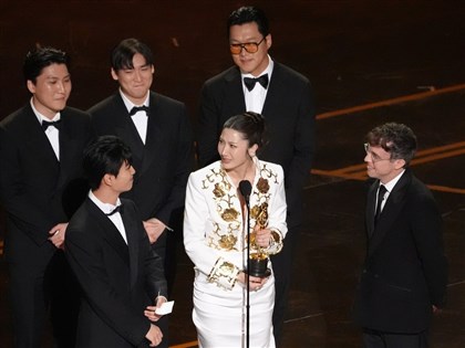 獵魔女團奧斯卡得獎感言10秒被中斷　遭質疑種族歧視