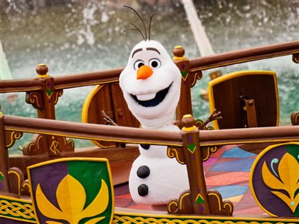 雪寶走出螢幕現身遊樂園　迪士尼打造AI機器人巴黎冰雪奇緣園區亮相