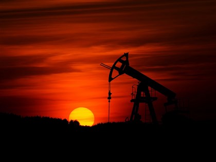 油輪受阻荷莫茲海峽 油價續攀升逾百美元