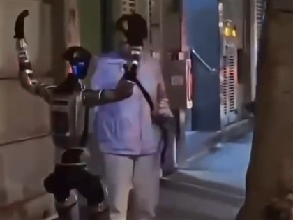澳門街頭出現人形機器人　婦人被嚇到需送醫治療[影]