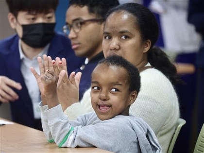 非洲6歲童跨半個地球求醫　北醫助重生跑跳圓足球夢