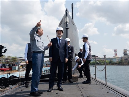 總統登艦視導海鯤號　籲朝野支持國防、盡速通過政院版國防特別條例