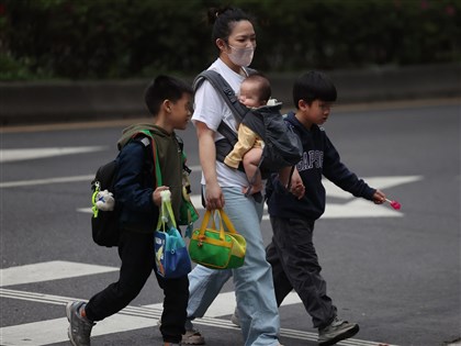 政院通過　家有未滿12歲童4/13起可申請外籍幫傭