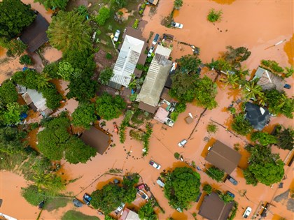 夏威夷暴雨恐致百年水壩潰堤 5000多人緊急撤離