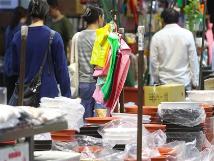 美伊戰爭打亂石化供應鏈　塑膠袋業者首當其衝恐斷料