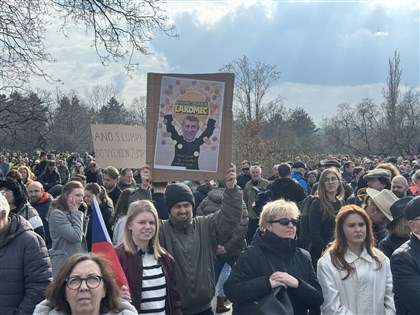 捷克逾20萬人集會抗議巴比斯政府  憂民主倒退情勢