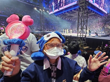 80歲TWICE粉絲變網紅　開箱聽演唱會感覺很幸福