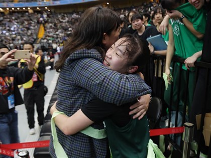 HBL陽明高中首度奪冠　教練李台英等近30年「都值得了」