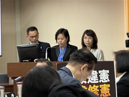 李貞秀加入聯合質詢　邱垂正稱「依法行政」避直接回答