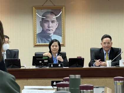 李貞秀突坐內政委員會主席台  黃捷批：別搞小動作