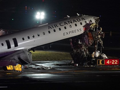 紐約機場事故2死41傷　消防車獲准穿越跑道卻撞上飛機