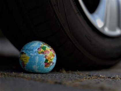 環團興訟盼BMW及賓士2030年起停售燃油車　遭法院駁回