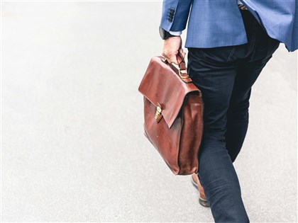 考績法修正草案出爐　優秀獎金1.3個月、良好1個月