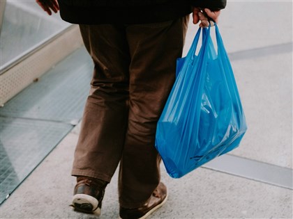 經部:民生用塑膠袋整體供應穩定 籲民眾理性購買