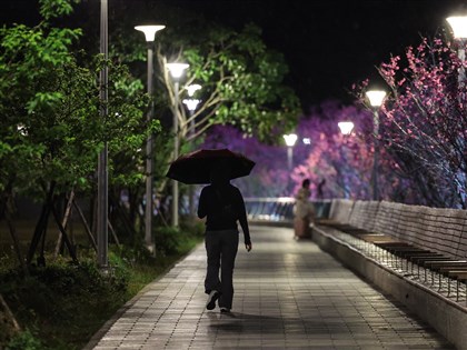 30日晚起兩波鋒面接力　中部以北防雷雨大雨