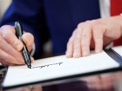 川普簽名破天荒躍上百元美鈔　取代財政部司庫簽名