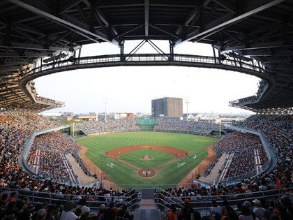 台南亞太棒球場歷史首戰滿場總統觀賽　蘇智傑開轟助獅奪勝