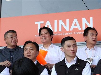 台南亞太棒球場迎首場職棒賽　賴總統觀眾席當球迷
