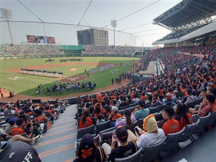 台南亞太棒球場歷史首戰滿場總統觀賽　蘇智傑開轟助獅奪勝