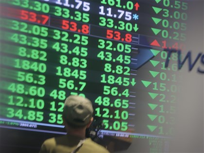 台股跌594點收32518點　塑化造紙逆勢漲