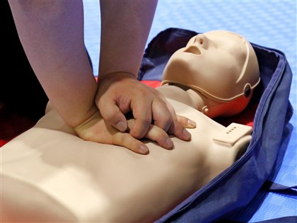 婚禮遊戲比拚救安妮　醫護消防新人創意橋段網讚超有意義