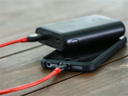 行動電源限帶2個且禁機上充電　4國籍航空跟進