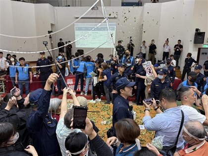 南投焚化爐環評範疇會議　民眾撒紙錢茶葉抗議