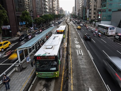 鄭麗君：公共運輸不漲價　航空國內線票價暫緩調整