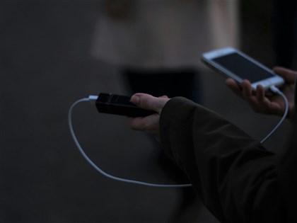 民航局：4/8起搭機限帶2個行動電源　禁機上充電