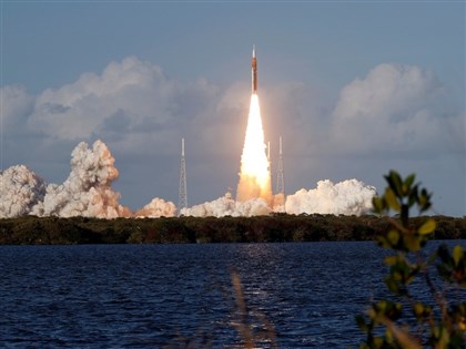 NASA火箭震撼升空　啟動歷史性繞月任務[影]