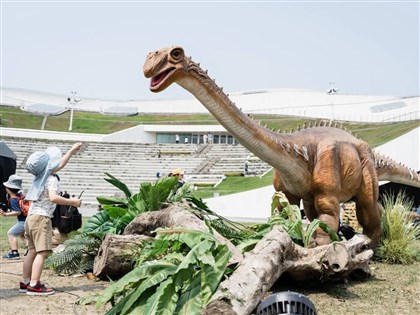 高雄兒童節「恐龍酷樂園」開幕　衛武營彷彿回到史前時代