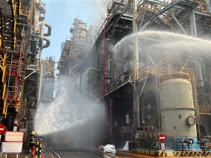 高雄中油大林廠火勢控制持續灌救　環保局開罰勒令製程停工