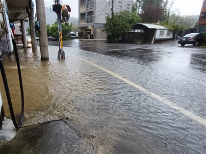 苗栗市區及地下道淹水　道路封閉民眾被迫改道