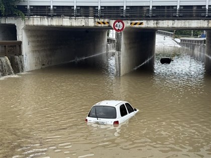 苗栗市區及地下道淹水　道路封閉民眾被迫改道[影]
