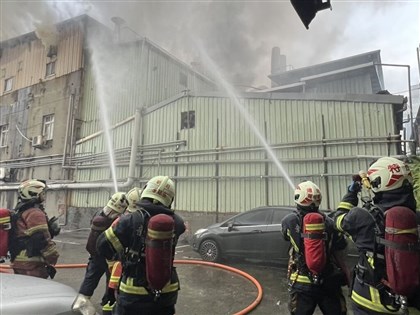 新北新莊工廠起火　警消：貯有化骨水外出戴口罩