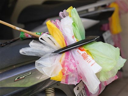 塑膠製品成本上揚 超商超市供應穩定、好市多祭限購