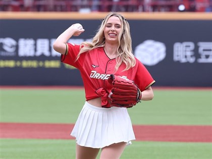 費仔妻韓納首度亮相開球　親自感受台灣應援能量