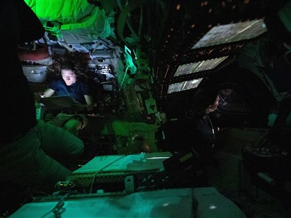 阿提米絲2號寫歷史 卻傳馬桶卡住、Outlook當機意外插曲