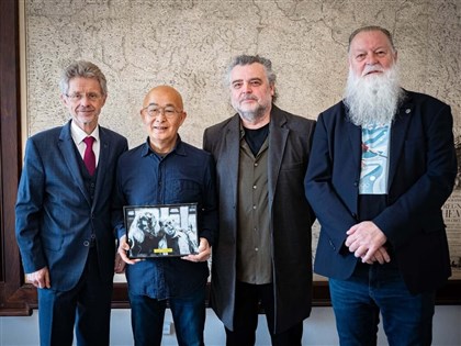 流亡作家廖亦武晤捷參議長 遞交中國在押政治犯名單