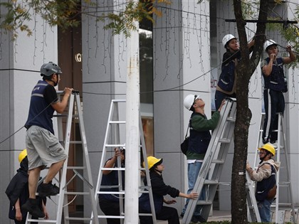 行政院修法　禁雇主仲介保管勞工護照身分證