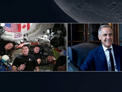 阿提米絲2號飄巧克力醬爆紅　加國總理連線太空人幽默問早餐醬料[影]