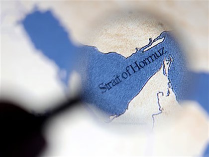 美伊停火生效後　首艘非伊朗籍油輪通過荷莫茲海峽