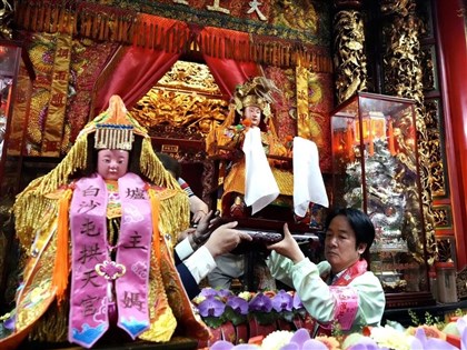 白沙屯媽祖進香深夜起駕　賴總統淨轎恭送為台灣祈福