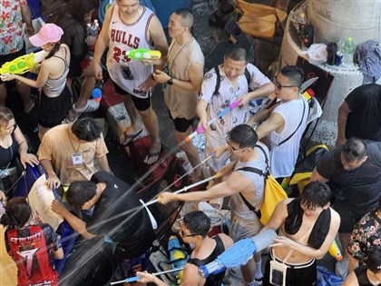 泰國潑水節登場　曼谷萬人街頭打水戰