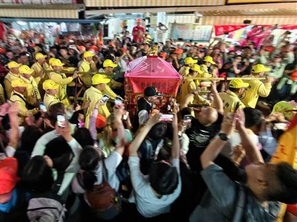 白沙屯媽祖起駕　領46萬香燈腳8天7夜進香行[影]